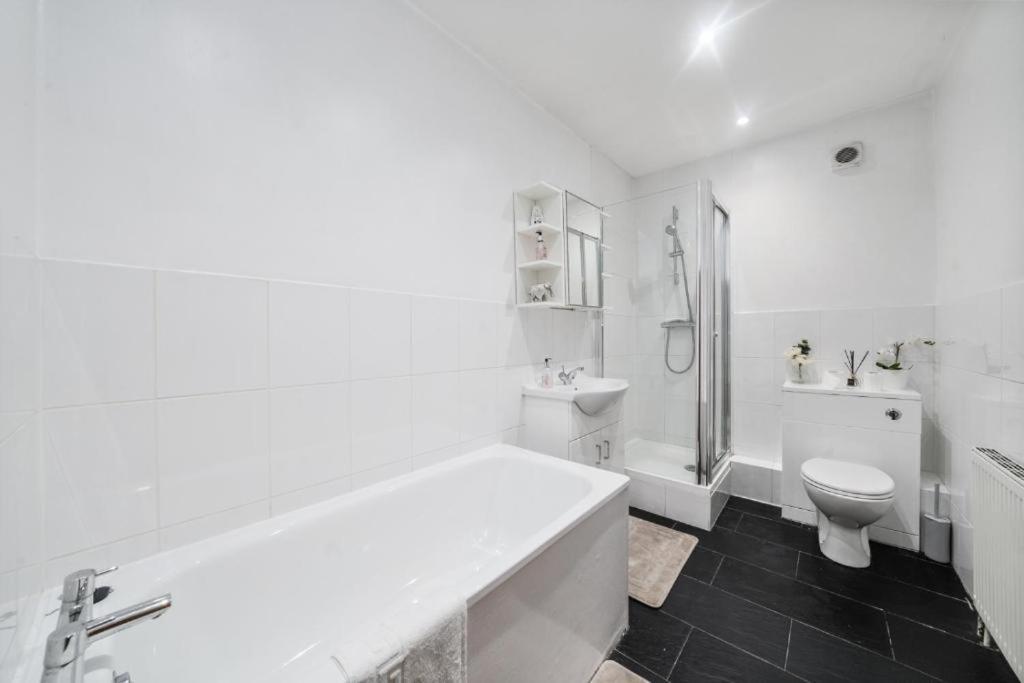 2 Bedroom Tower Bridge With Free Secure Gated Parking - Perfect For Long * London
