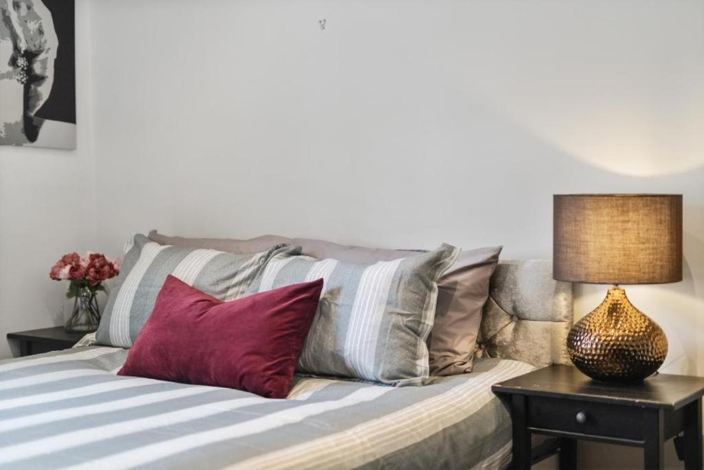 2 Bedroom Tower Bridge With Free Secure Gated Parking - Perfect For Long Apartment London