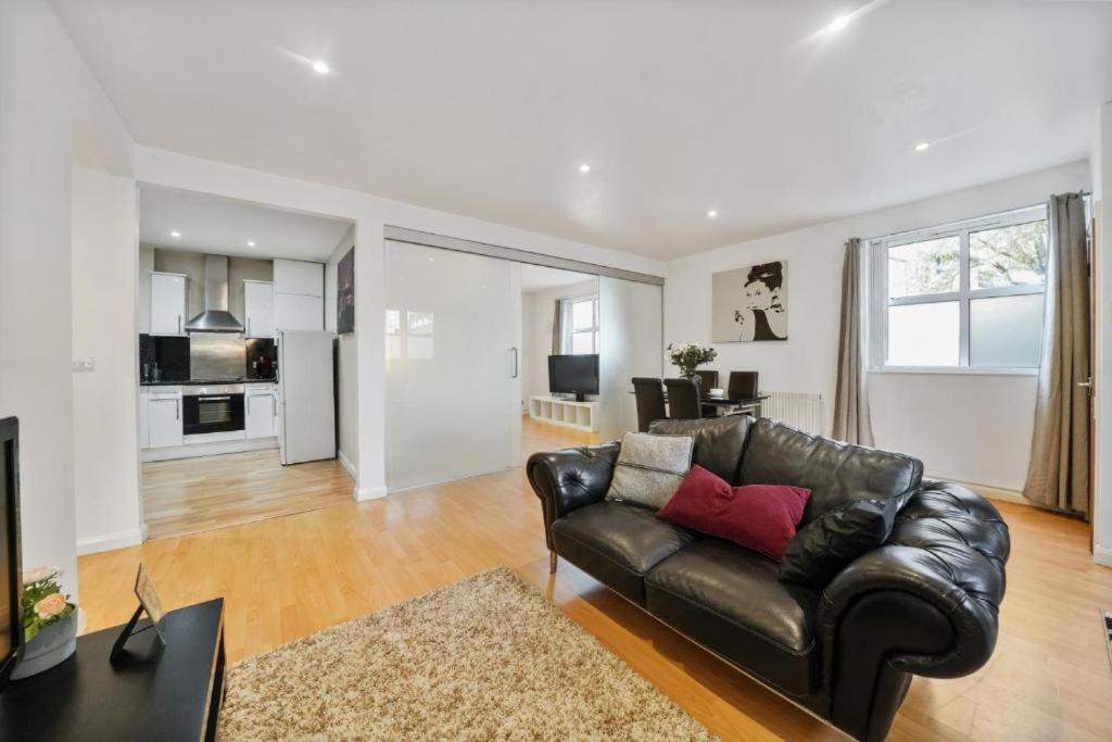 2 Bedroom Tower Bridge With Free Secure Gated Parking - Perfect For Long Apartment London