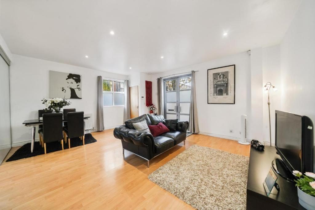 2 Bedroom Tower Bridge With Free Secure Gated Parking - Perfect For Long Apartment *