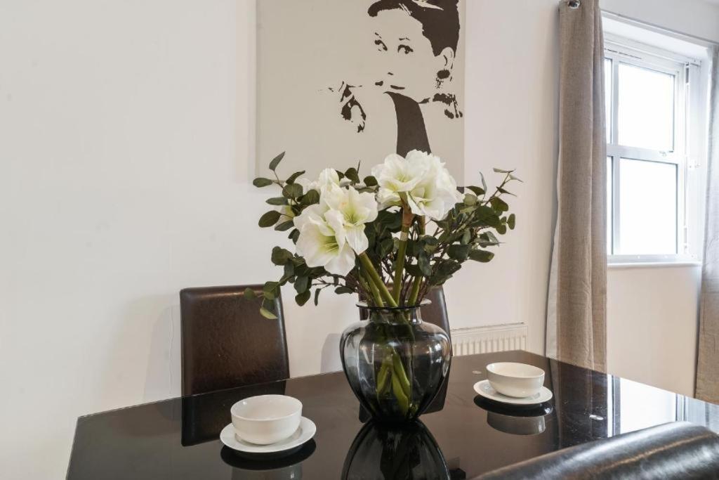 2 Bedroom Tower Bridge With Free Secure Gated Parking - Perfect For Long Apartment *