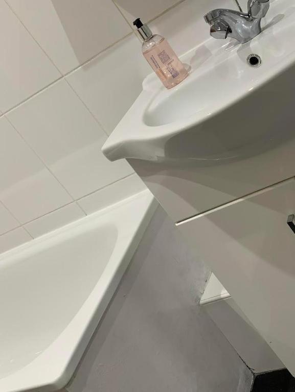 Apartment 2 Bedroom Tower Bridge With Free Secure Gated Parking - Perfect For Long